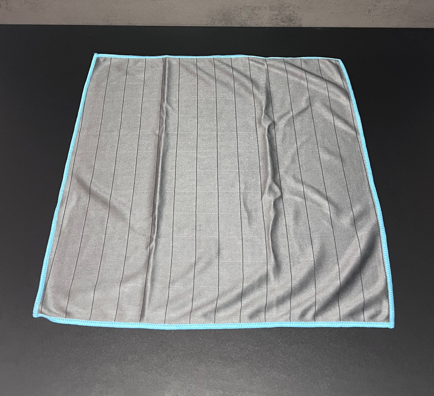 Chiffon Microfibre Carbone 40x40 cm – Nettoyage Vitres Sans Trace | VibeAuto