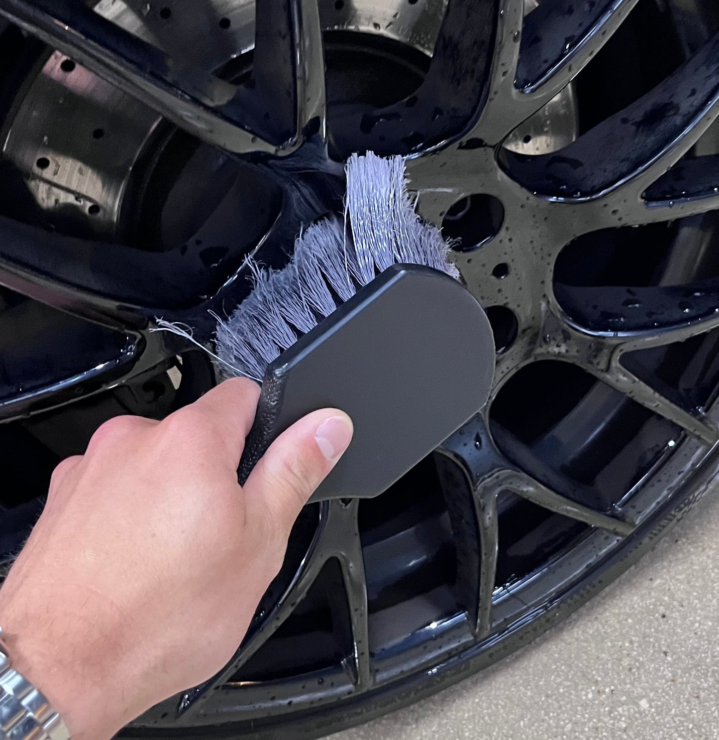 Brosse à Pneus Voiture – Poils Robustes & Manche Ergonomique | VibeAuto