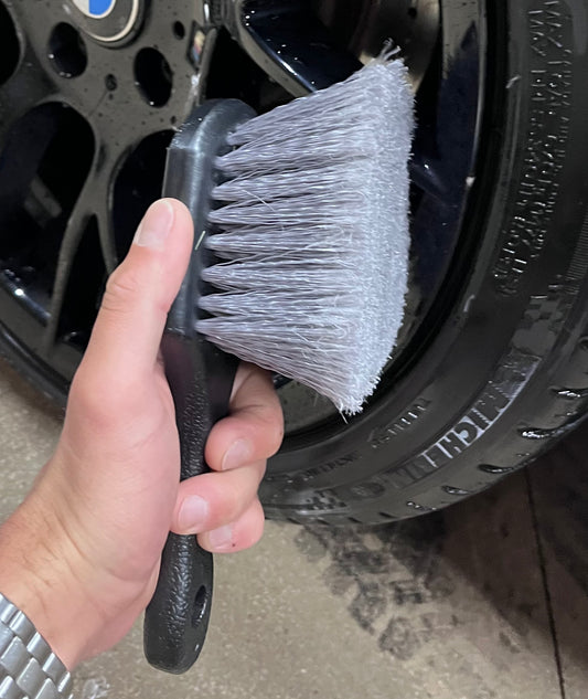Brosse à Pneus Voiture – Poils Robustes & Manche Ergonomique | VibeAuto